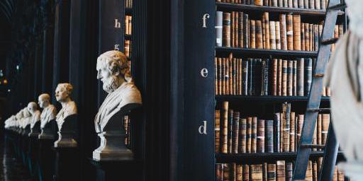 Bücher in einer Bibliothek Bücher in einer Bibliothek