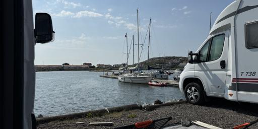 Ausblick auf den Hafen von Hälsö in Schweden Ausblick auf den Hafen von Hälsö in Schweden